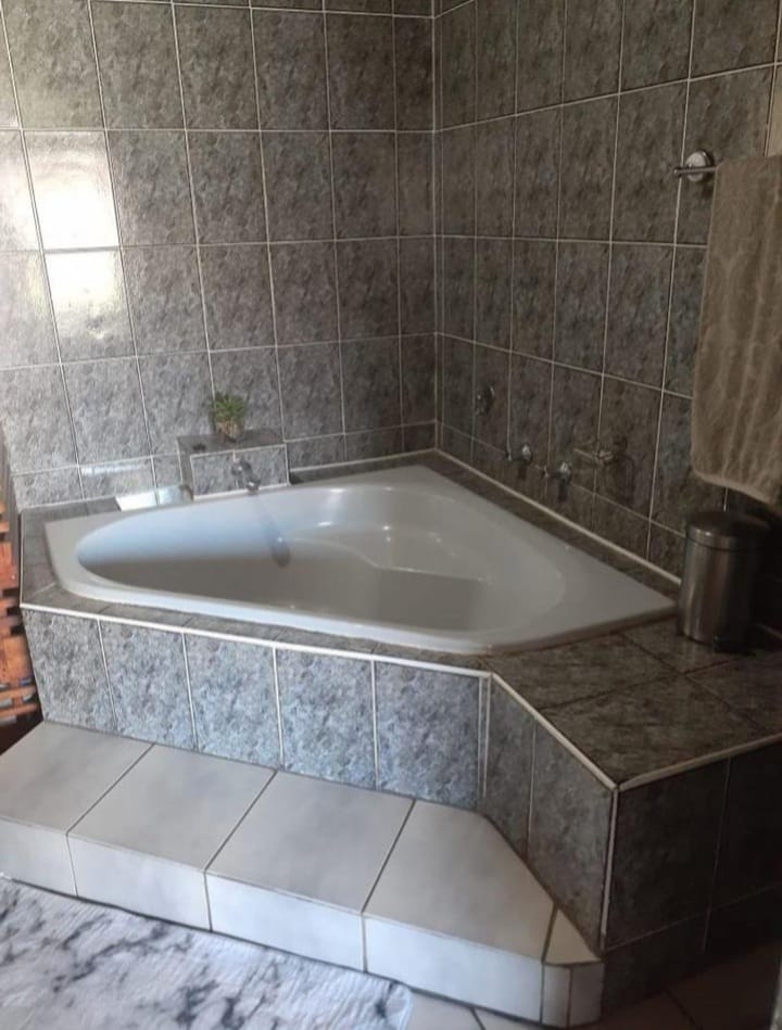 5 Bedroom Property for Sale in Tasbet Park Mpumalanga