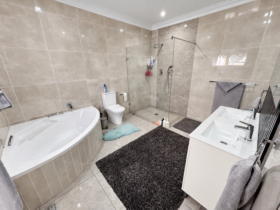 5 Bedroom Property for Sale in Ben Fleur Mpumalanga