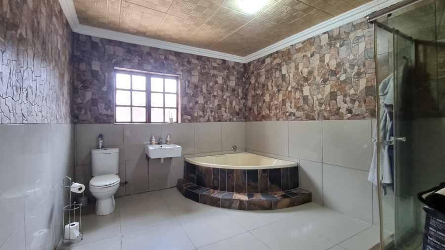 5 Bedroom Property for Sale in White River Ext 49 Mpumalanga
