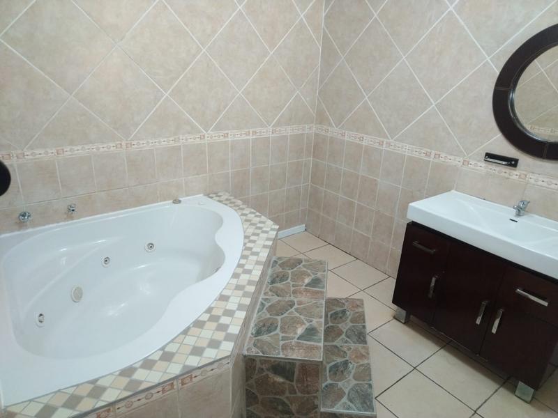 6 Bedroom Property for Sale in Barberton Mpumalanga