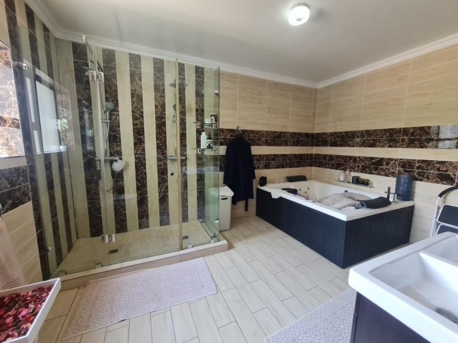 5 Bedroom Property for Sale in Elawini Lifestyle Estate Mpumalanga