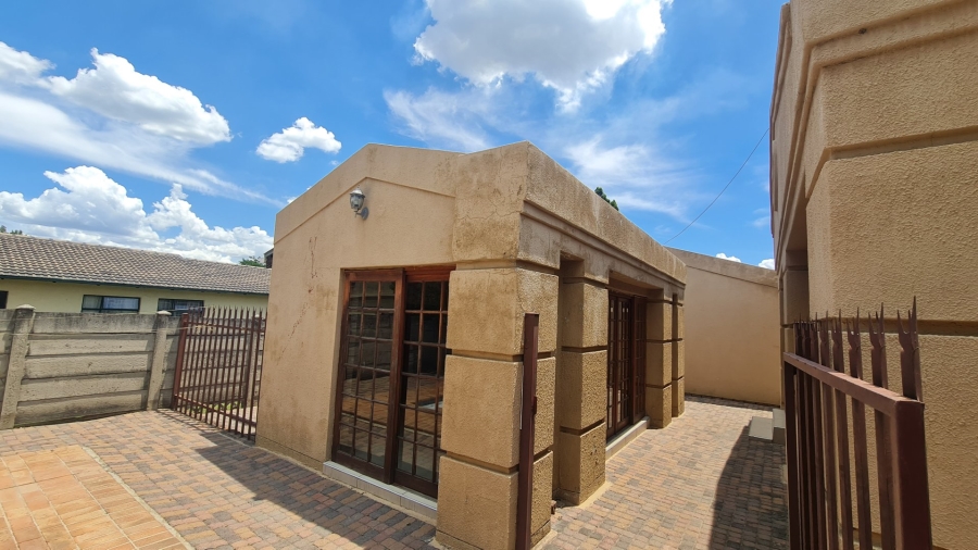 5 Bedroom Property for Sale in Cosmosrand Mpumalanga