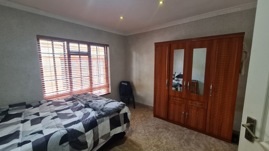 5 Bedroom Property for Sale in Cosmosrand Mpumalanga