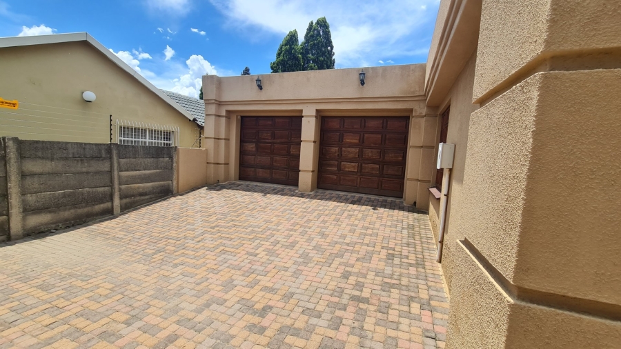 5 Bedroom Property for Sale in Cosmosrand Mpumalanga