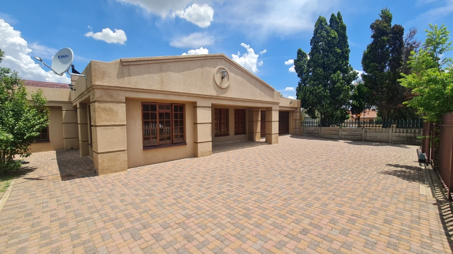 5 Bedroom Property for Sale in Cosmosrand Mpumalanga