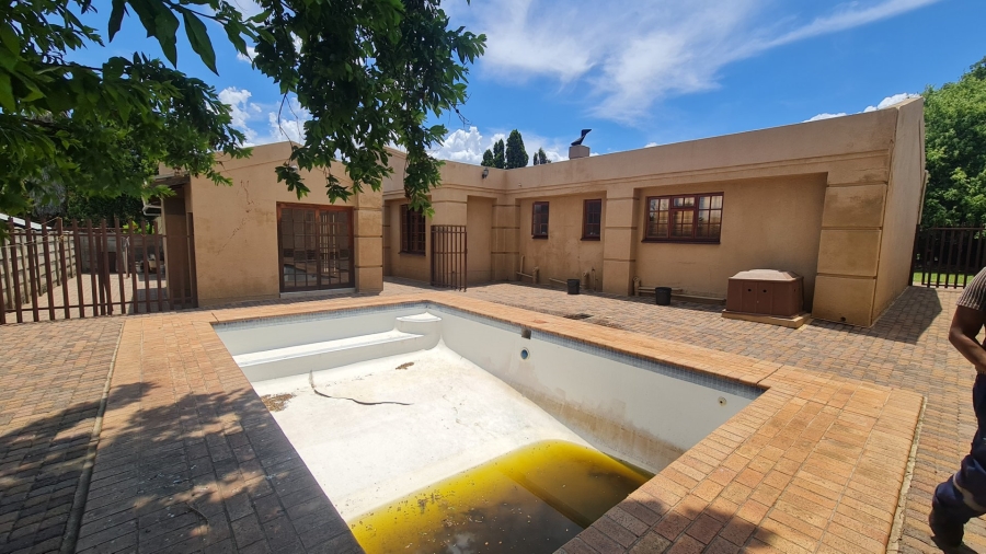 5 Bedroom Property for Sale in Cosmosrand Mpumalanga