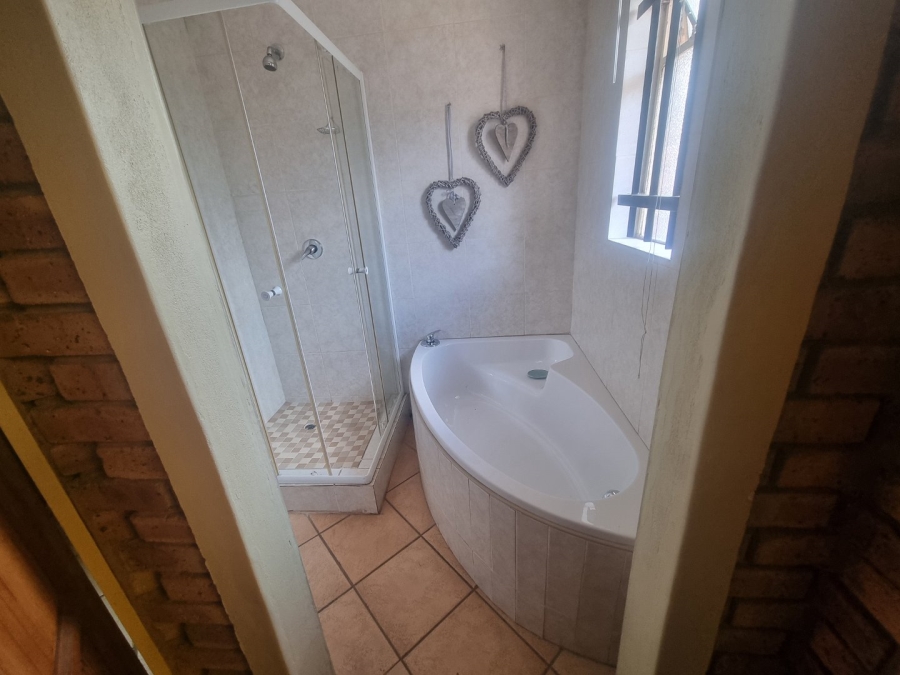  Bedroom Property for Sale in Golden Mile Mpumalanga