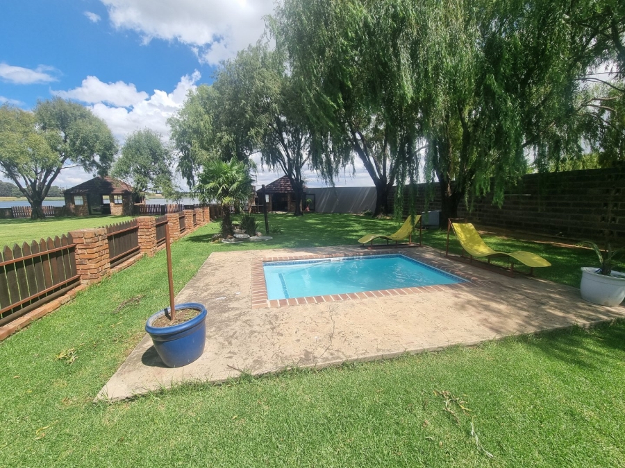  Bedroom Property for Sale in Golden Mile Mpumalanga