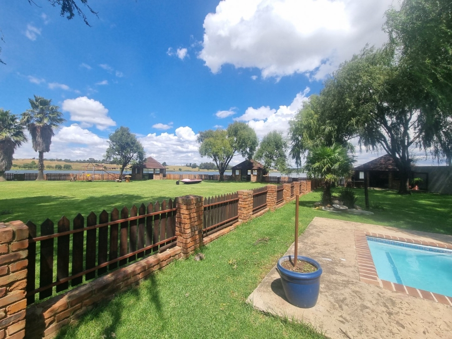  Bedroom Property for Sale in Golden Mile Mpumalanga