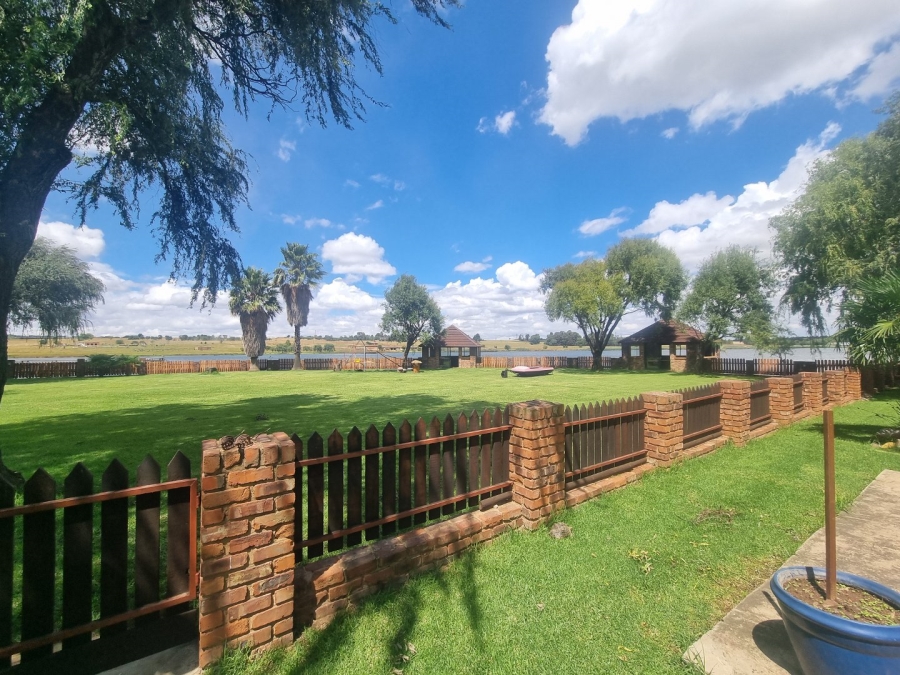  Bedroom Property for Sale in Golden Mile Mpumalanga