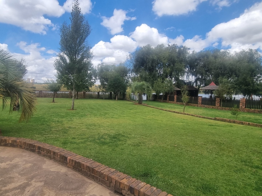  Bedroom Property for Sale in Golden Mile Mpumalanga