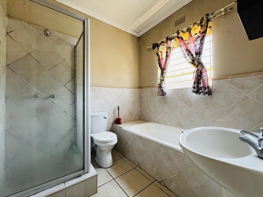 6 Bedroom Property for Sale in Stonehenge Ext 1 Mpumalanga