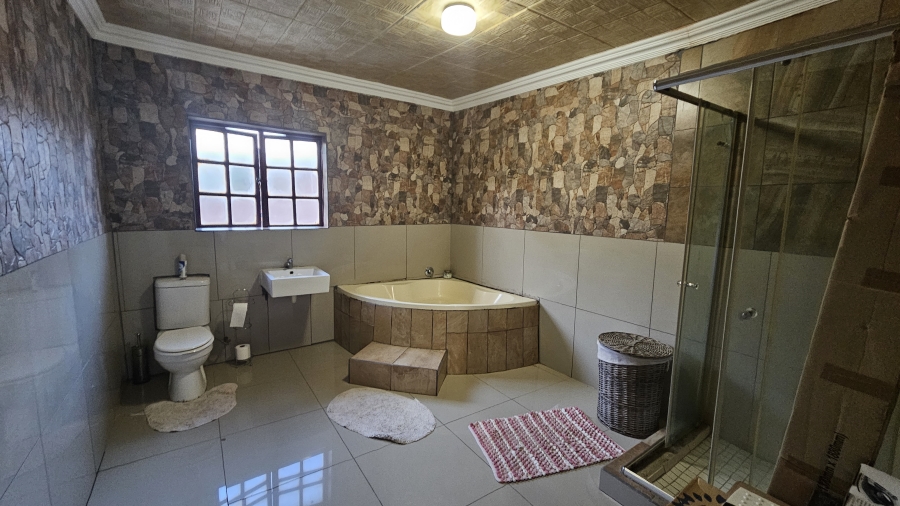 5 Bedroom Property for Sale in White River Ext 49 Mpumalanga