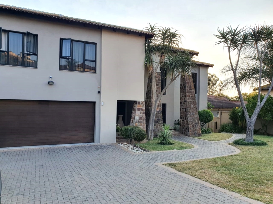 6 Bedroom Property for Sale in Stonehenge Mpumalanga